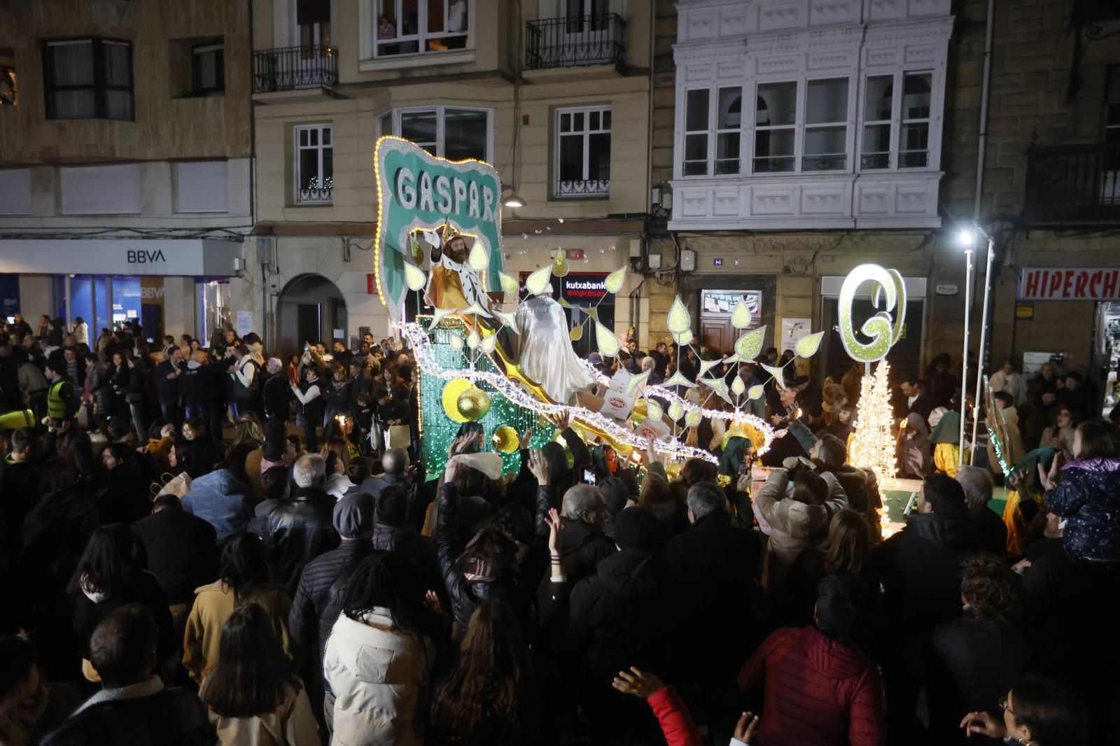 Sus Majestades reparten 800 kilos de dulces en Durango