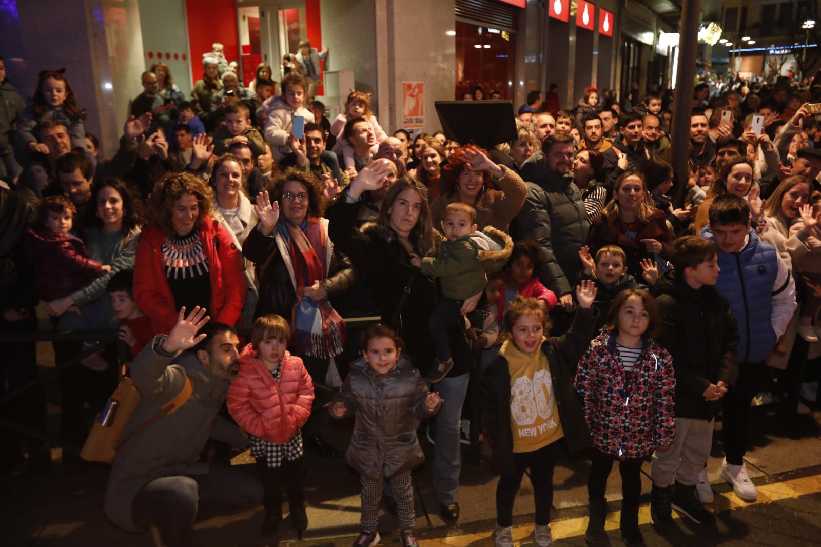 Sus Majestades llegan en tren para saludar a los niños de Gernika