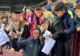 El bonito gesto de Nico Williams con los niños que emociona en Logroño: «El Athletic tiene un tesoro»