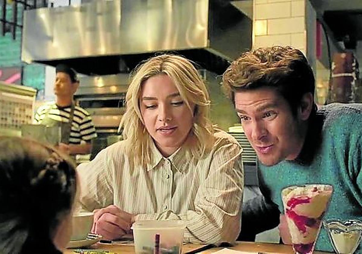 Florence Pugh y Andrew Gardfiel en 'Vivir el momento'.