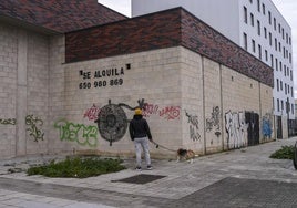 Goikolarra ha sufrido durante las vacaciones navideñas la aparición de nuevos grafitis, que han ensuciado las paredes del barrio.