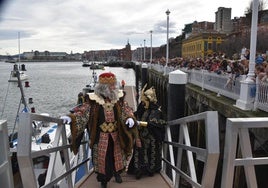 Los Reyes Magos desembarcan por la ría en Portugalete