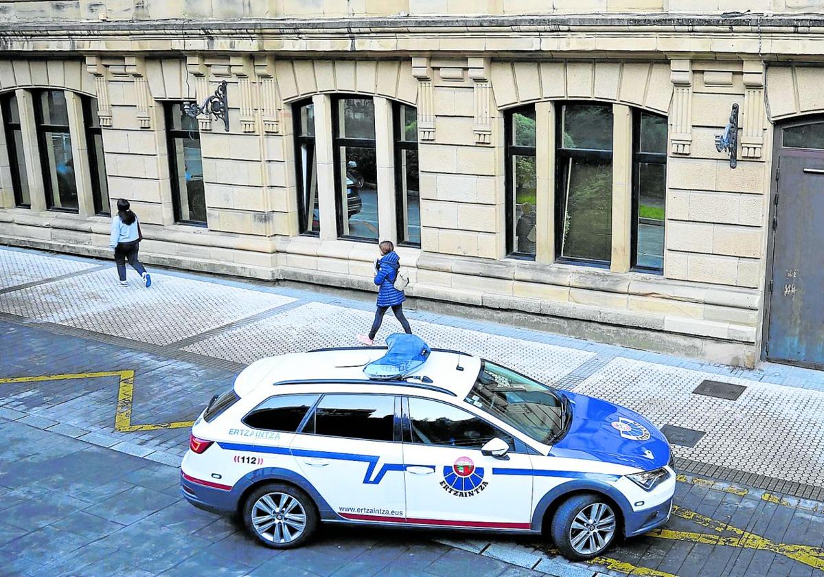 Vehículo de la Ertzaintza estacionado junto a los juzgados.