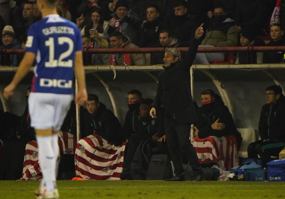 Ernesto Valverde dando órdenes a los jugadores desde el banquillo.