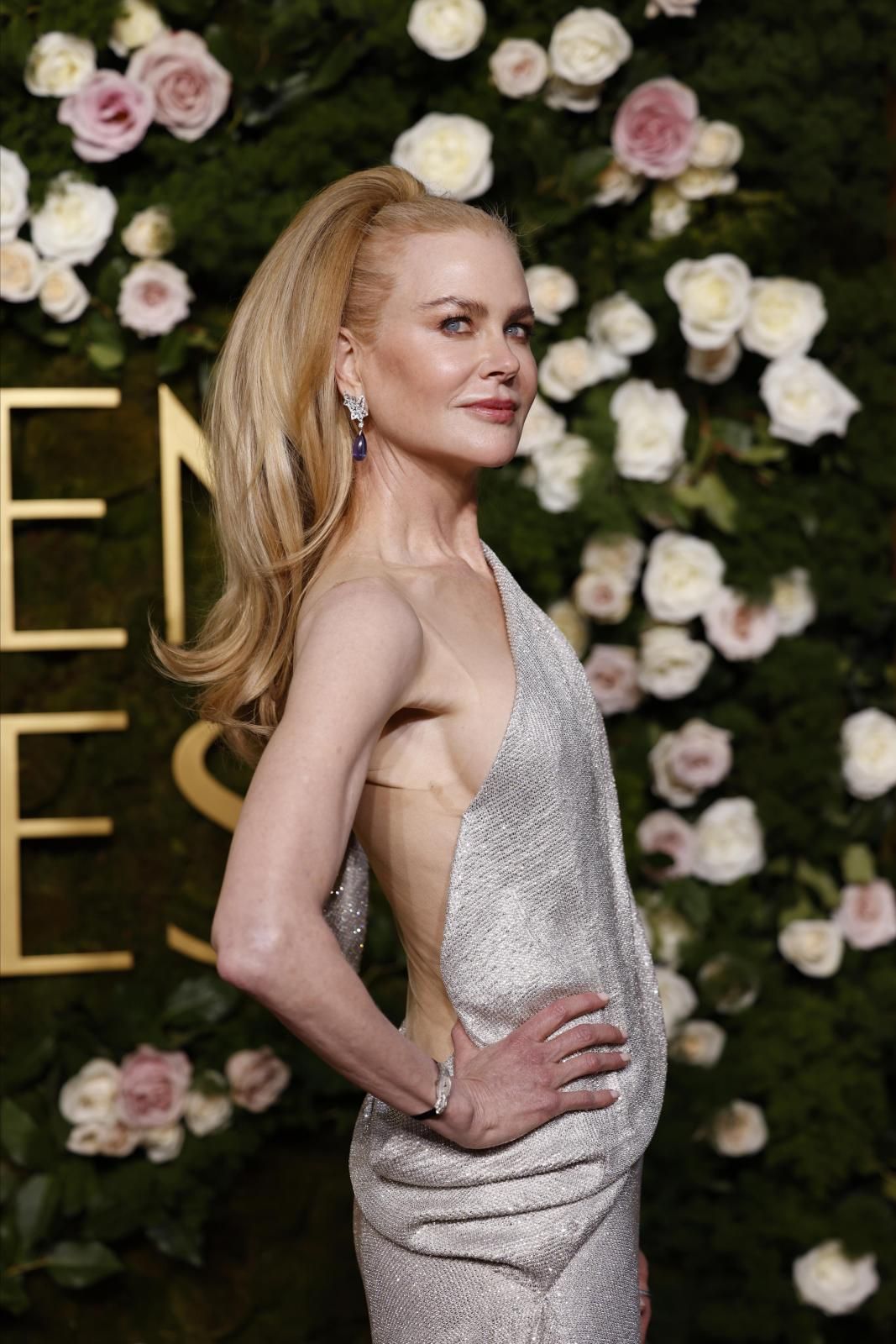 Nicole Kidman, nominada por 'Babygirl' escogió un Balenciaga plateado. 