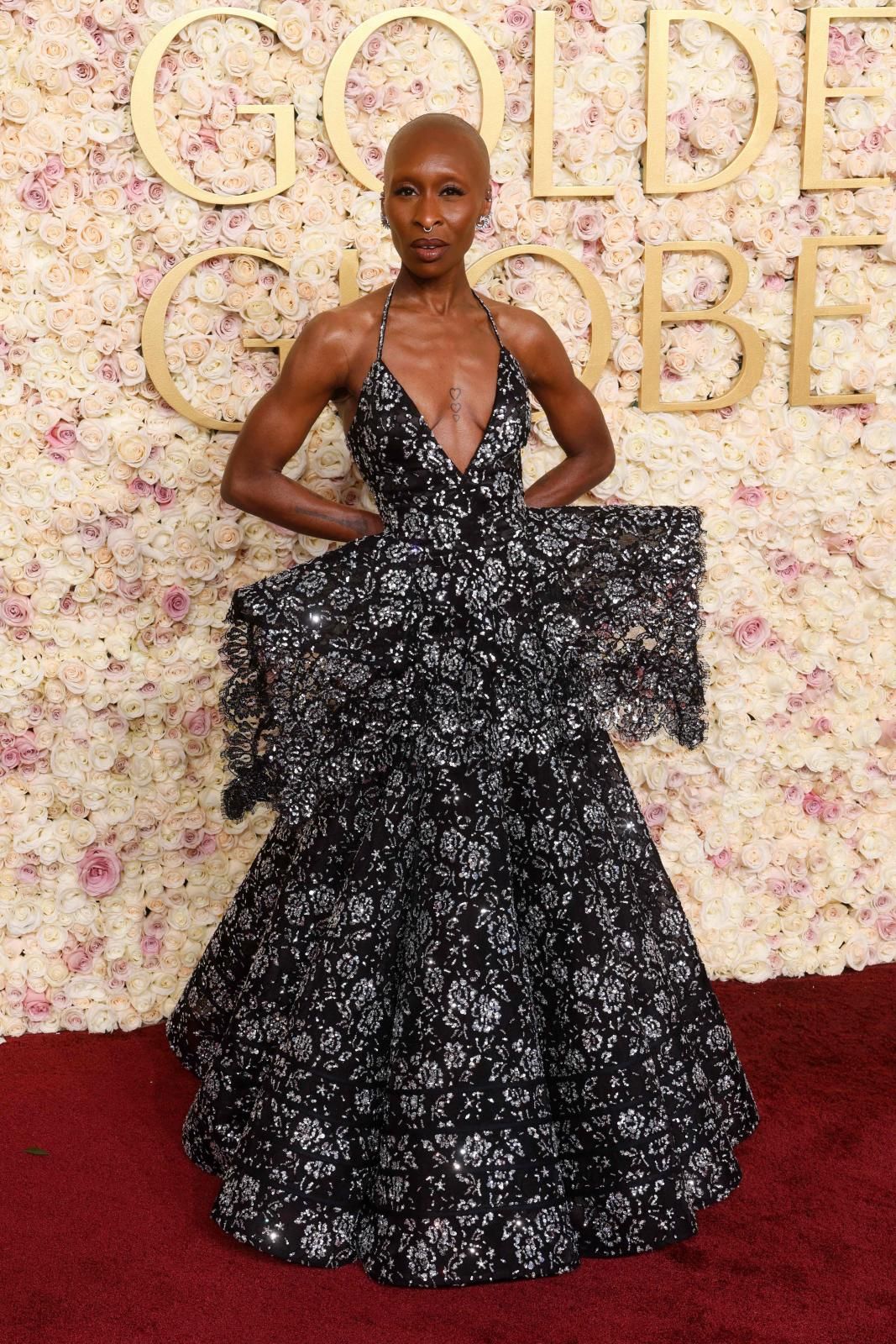 Cynthia Erivo se decantó por un Louis Vuitton floral con escote vertiginoso y volúmenes. 