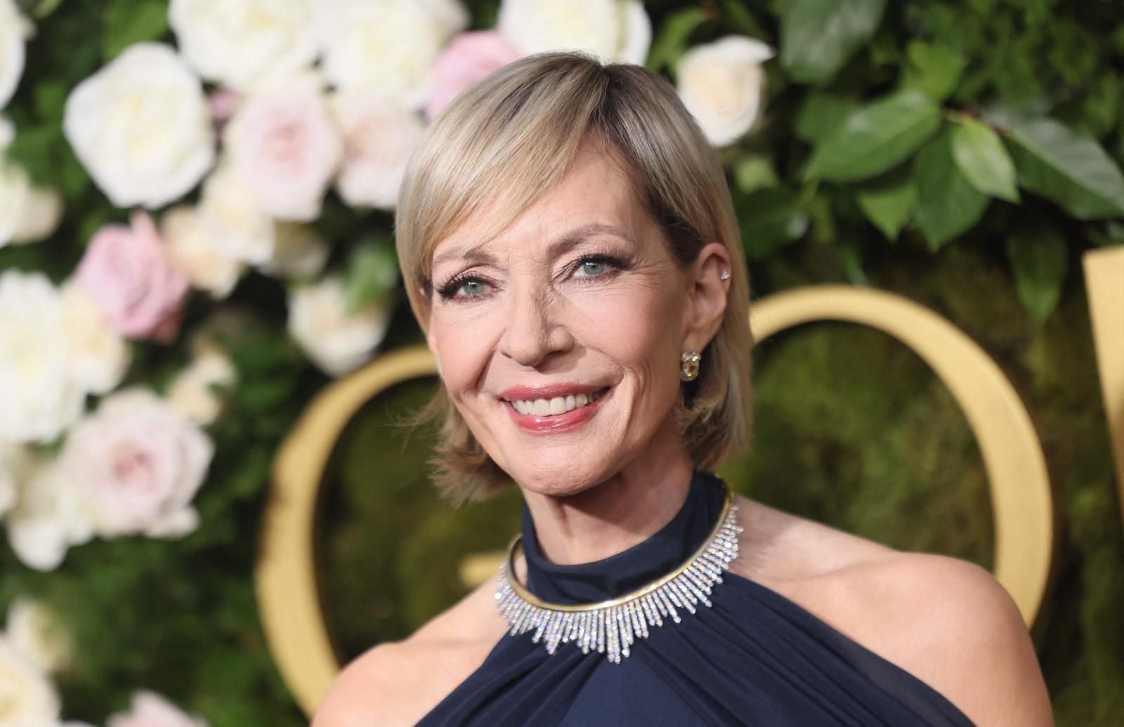 Allison Janney se decantó por un diseño Christian Siriano que dejaba sus hombros al descubierto