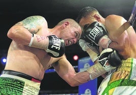 Andoni Gago suelta un derechazo en uno de sus combates del peso pluma.