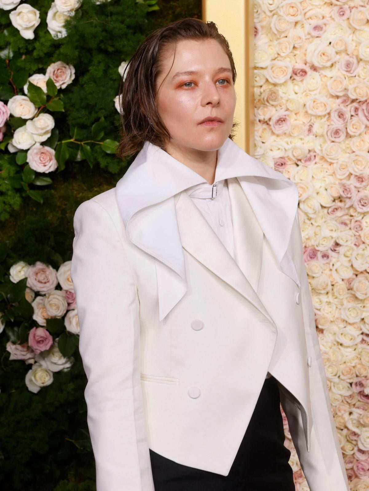 Emma D'Arcy, sorprendió con un tuxedo de inspiración victoriana de McQueen. La actriz estaba nominada 'La casa del dragon'. 