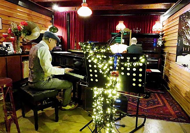 Joshua y Rob al fondo en la segunda, 'Las luces de Bertendona'.