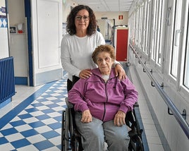 María Ángeles, de 80 años, es paciente del hospital y le acompaña su sobrina.