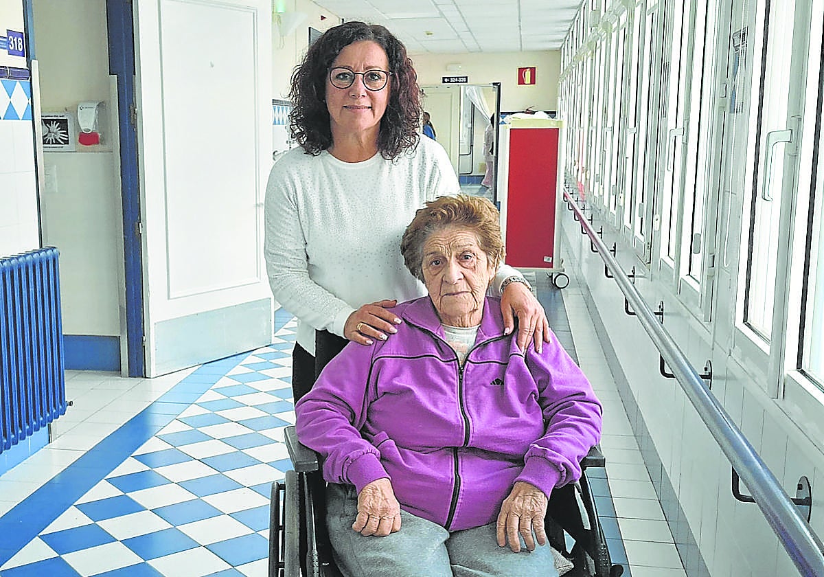 María Ángeles, de 80 años, es paciente del hospital y le acompaña su sobrina.