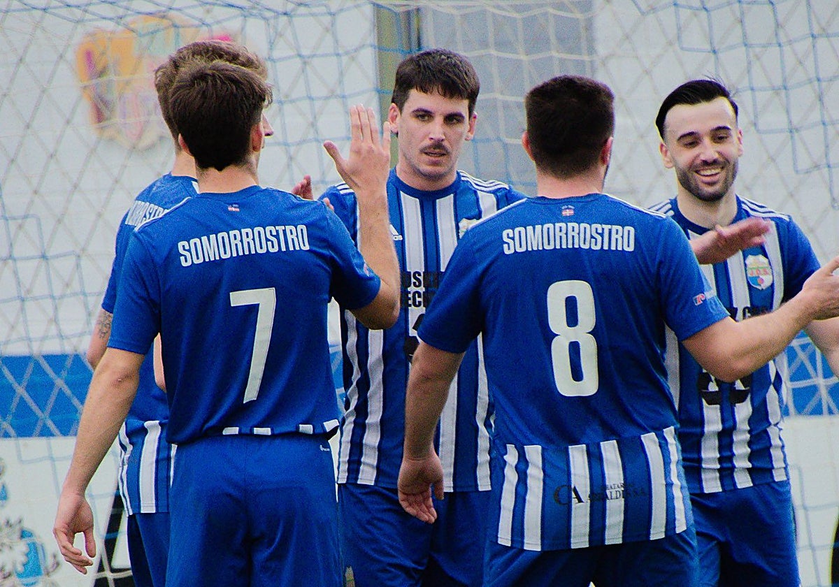 Los jugadores del Somorrostro celebran uno de los diez goles que marcaron al Indautxu.