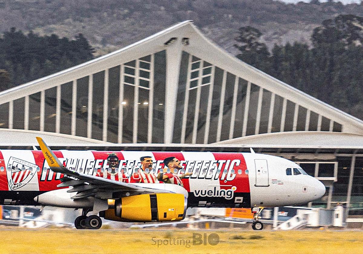 El avión vinilado con los emblemas del Athletic capturado por el 'spotter' vizcaíno Asier de Prado.