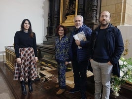 Leixuri Arrizabalaga, diputada foral de Cultura; Karmele Tubilla, alcaldesa; Alberto Santana, jefe del Servicio de Patrimonio Cultural de la Diputación; y José Ángel Fernández, de la empresa de arqueología Ondare Babesa S.L., posan delante de la zona donde se llevarán a cabo los trabajos de excavación.