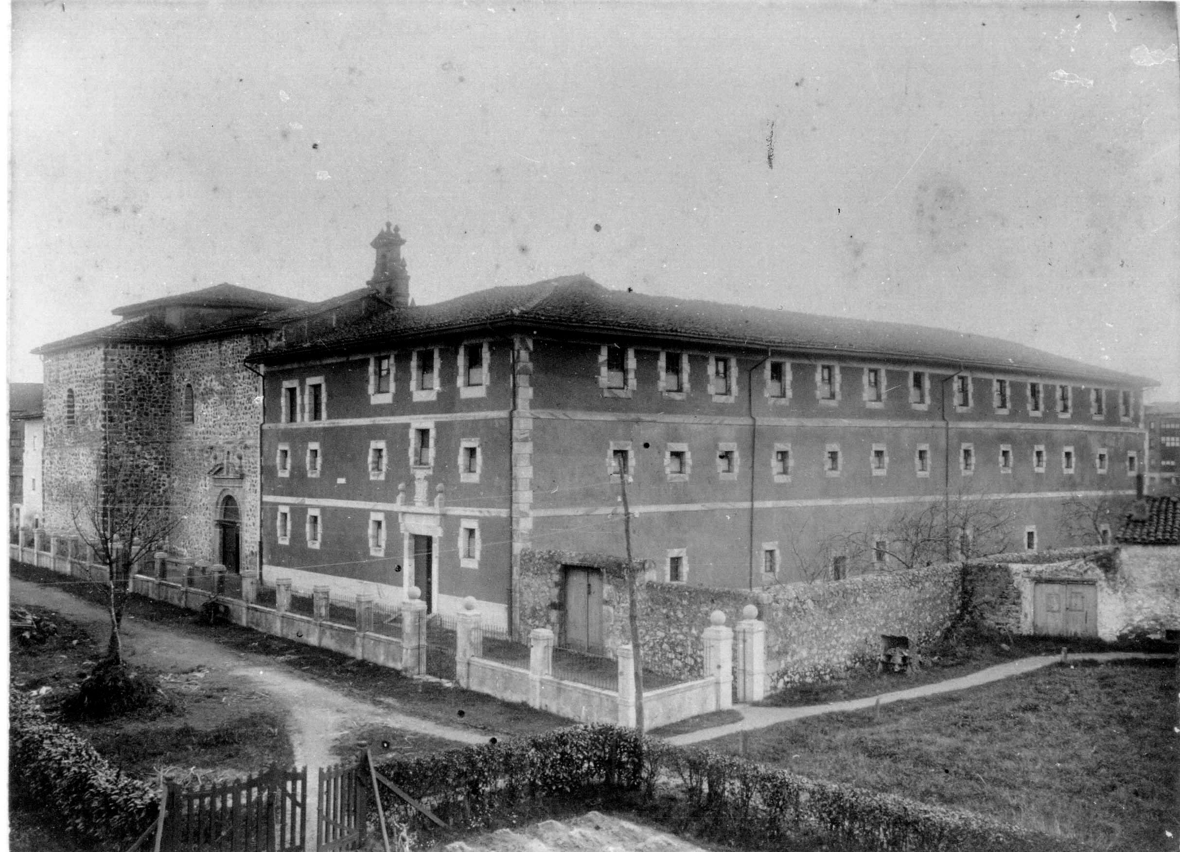 Imagen del convento de las Mercedarias en el barrio Renteria de Gernika en 1920.