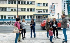 Familias afectadas, junto al centro de salud de Kabiezes.