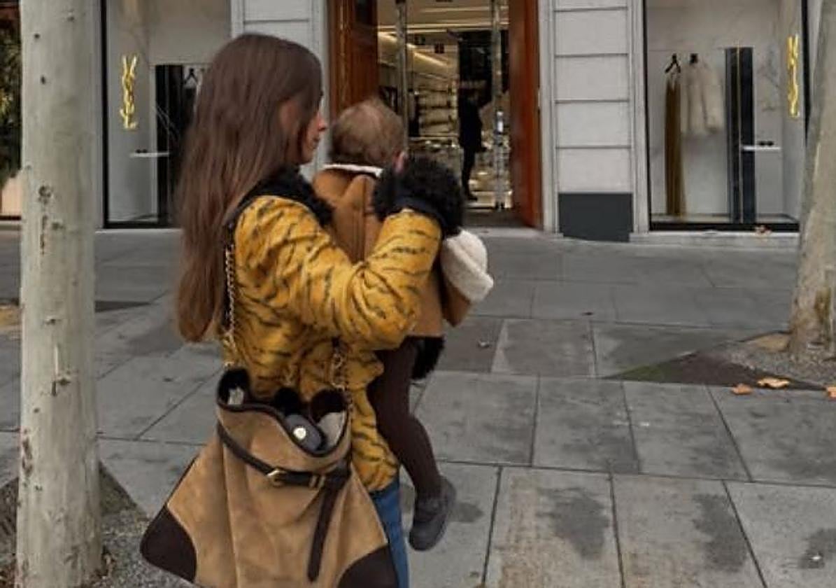 María Pombo luce el bolso 'Pereira' de la firma Mauska.
