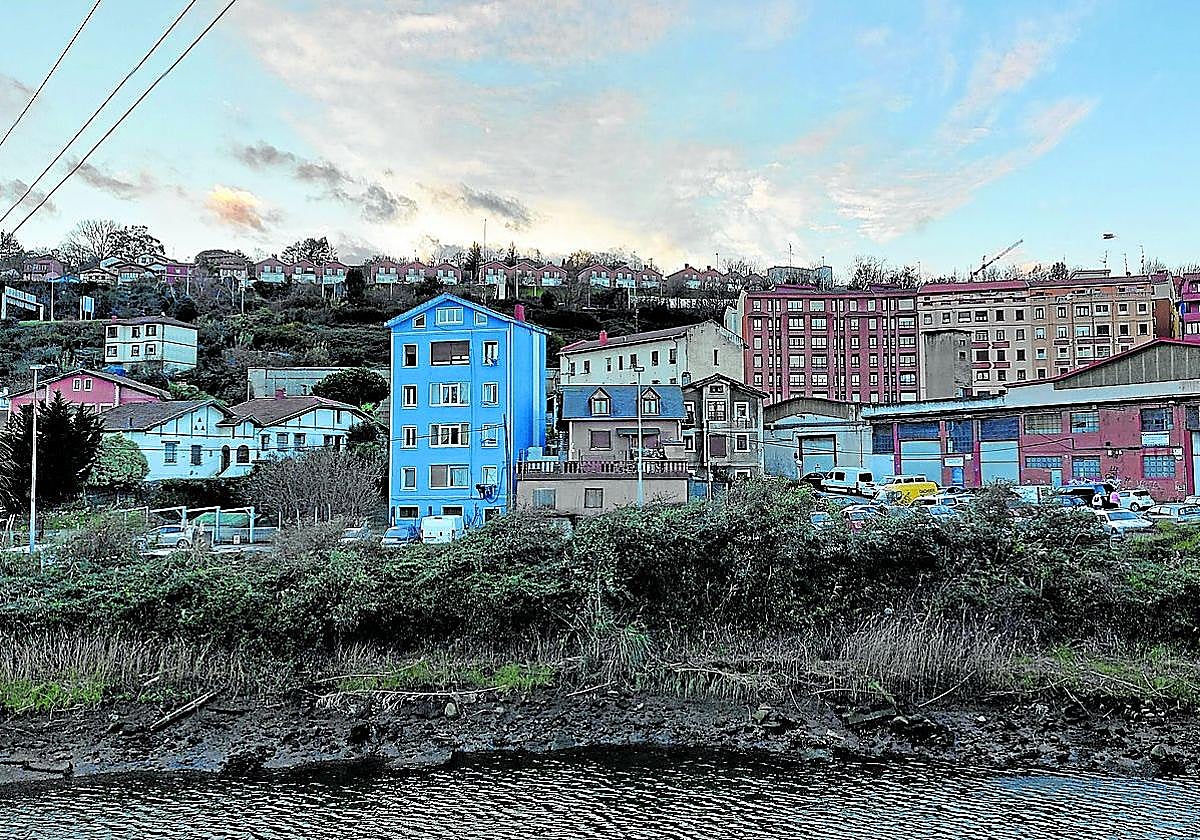 Vista de algunas de las construcciones que se levantan a pocos metros del río Cadagua.
