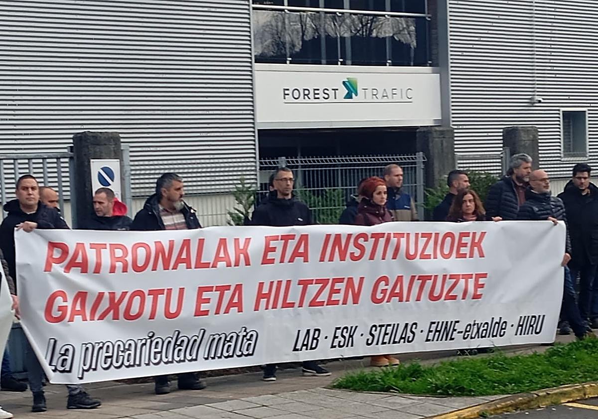 Los sindicatos se concentraron en el parque empresarial de Boroa, ante la empresa Forest Trafic.