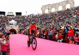 Landa entra en la Arena de Verona, final de la crono de 2022 en la que aseguró su segundo podio en el Giro