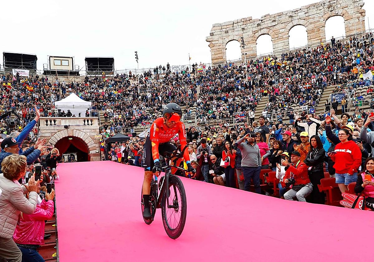 Landa entra en la Arena de Verona, final de la crono de 2022 en la que aseguró su segundo podio en el Giro