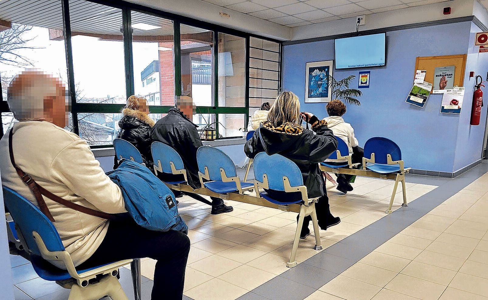 Pacientes aguardan en la sala de espera de un ambulatorio.