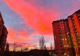 Amanecer con el cielo rojo. Imagen sacada este miércoles en Adurza.