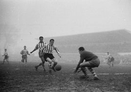 Un lance de un encuentro entre el Alavés y el Athletic disputado en los años 50 bajo la niebla.