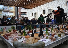 La subasta de los productos de caserío de San Antón tiene una gran aceptación.