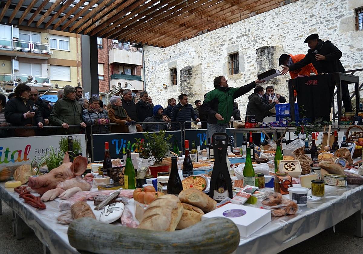 La subasta de los productos de caserío de San Antón tiene una gran aceptación.