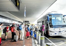 Con demanda. El billete para ir al aeropuerto de Loiu costará 15 euros y el viaje durará un máximo de hora y media.