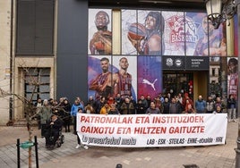 Concentración sindical frente a la tienda de Baskonia y Alavés.