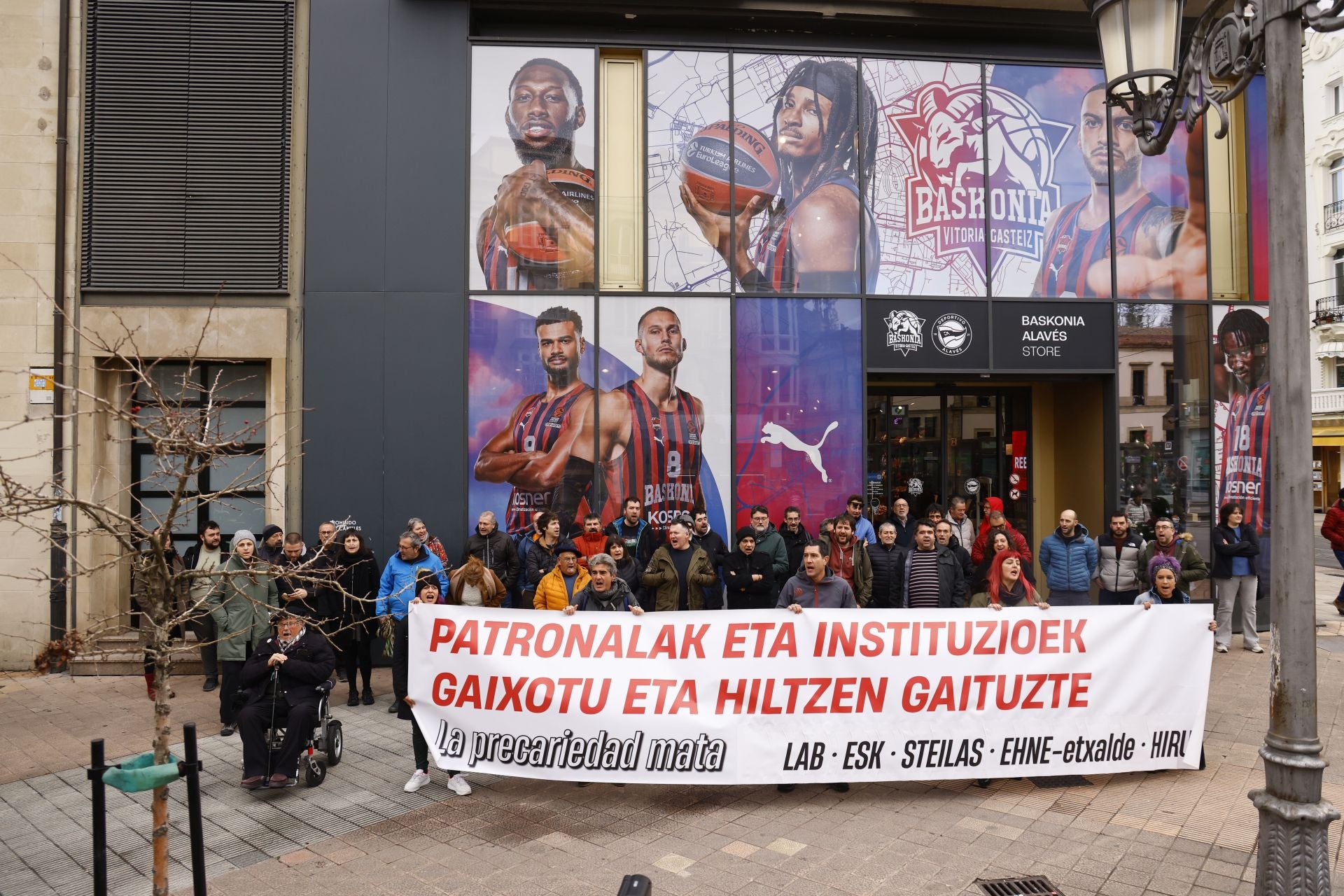 Concentración sindical frente a la tienda de Baskonia y Alavés.