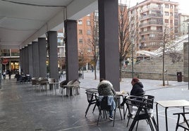 Las terrazas de los establecimientos de hostelería rodean la plaza Josu Murueta en Erandio.