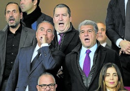 Laporta y varios directivos entonan el himno del Barça en el palco del Olímpico.