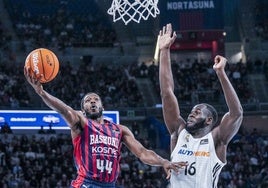 Kamar Baldwin entra a canasta frente al madridista Usman Garuba.