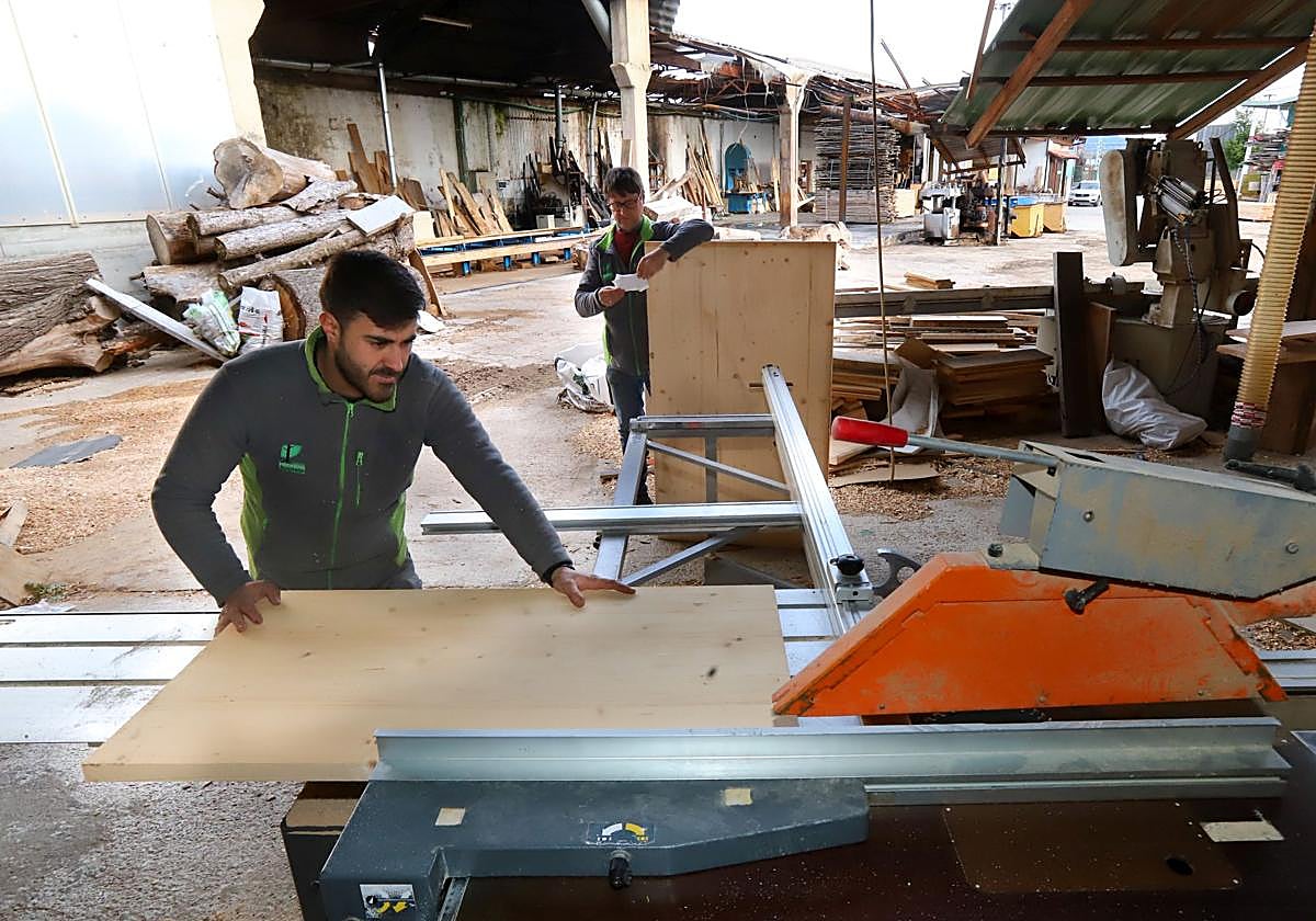 En la serrería no se ha dejado de trabajar ni se ha reducido plantilla pese al fatal suceso.