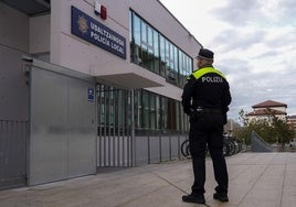 Detenido por arremeter contra la Policía y el vigilante de la tienda donde había robado en Vitoria