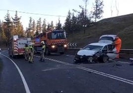 Una mujer herida en un accidente en el alto de Trabakua al chocar su vehículo con un camión