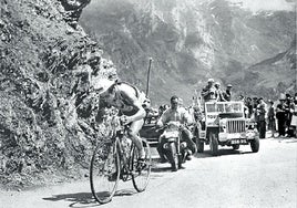 Potencia. Jesús Loroño pedalea en el Aubisque.