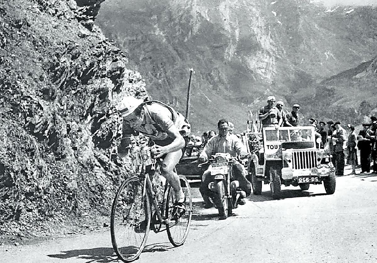 Potencia. Jesús Loroño pedalea en el Aubisque.