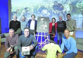 Los protagonistas de la charla posan con una bicicleta y un maillot de Jesús Loroño, una leyenda del ciclismo.