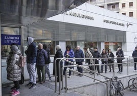 Cola de espera de pacientes ante la puerta principal del PAC (Punto de Atención Continuada) de la calle Olaguíbel en la tarde de ayer, jueves.