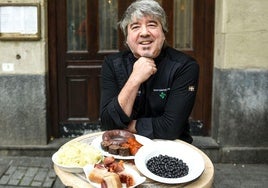 Julen Eguia Prado (50), ante su restaurante de la Plaza de la Encarnación de Bilbao.