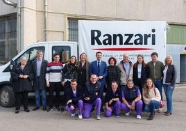 Foto de familia del vicelehendakari, Mikel Torres, alcaldesas y concejales de ambos municipios y trabajadores de Ranzari.