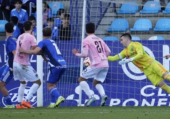 Una ocasión de peligro del Sestao River que paró Andrés Prieto.