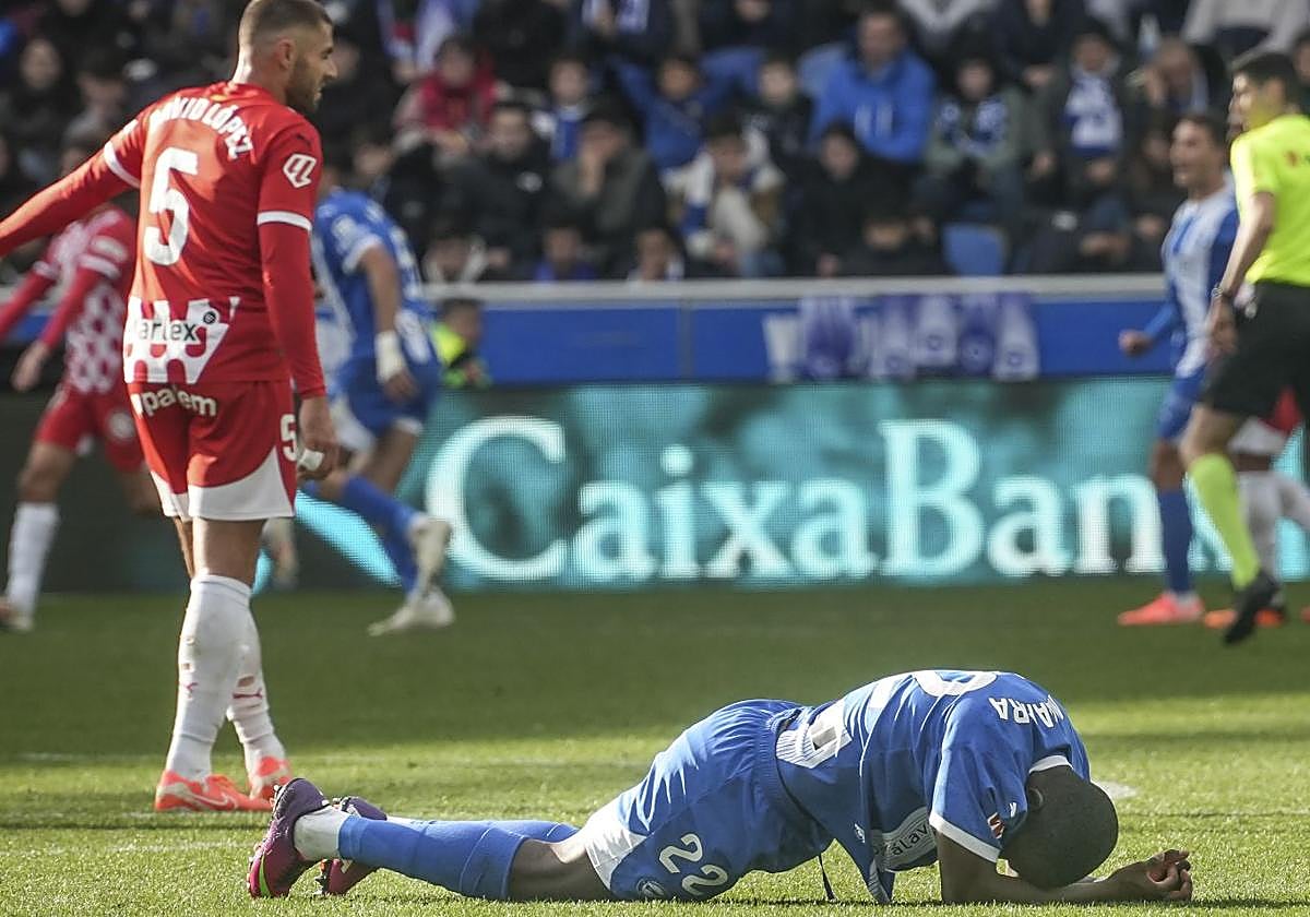 Diarra, tumbado sobre el césped en un lance del partido.
