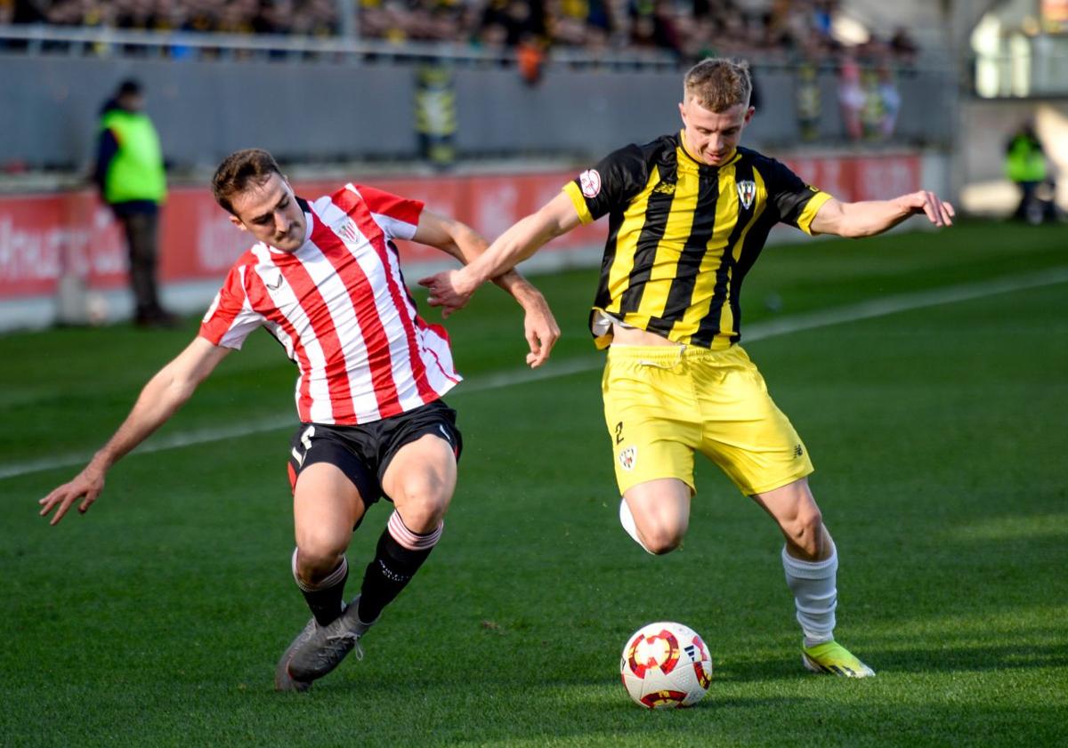 Imagen principal - Un gran Barakaldo somete al Bilbao Athletic