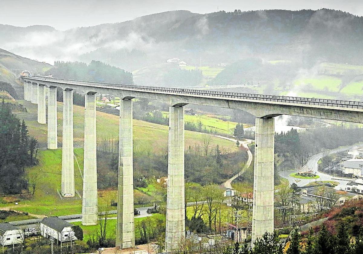 Panorámica del viaducto de la 'Y' vasca en Bergara por el que el Tren de Alta Velocidad llegará a territorio guipuzcoano.